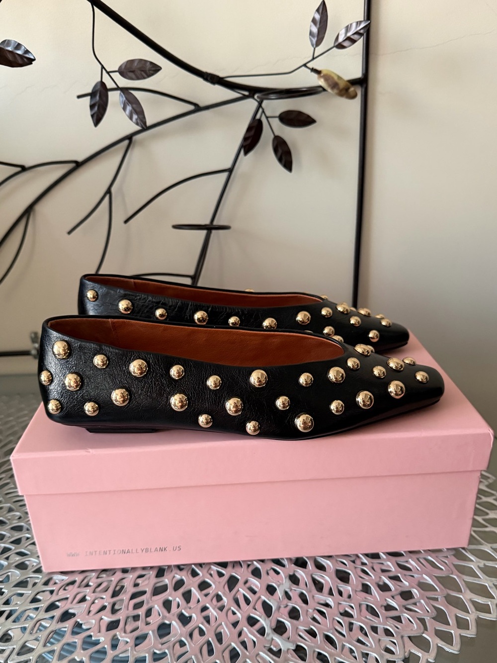 Intentionally Blank Switch Gold Dome Studded Black Leather Flats Size 8 NIB - Picture 2 of 12